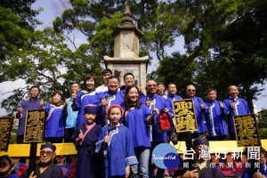 桃園市政府府客家事務局長何明光(中)立法委員蔣絜安(右前)呂玉玲(左前)等帶領大家一起遵循古禮送聖蹟。

