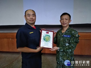 軍方頒感謝狀給警方。林重鎣攝