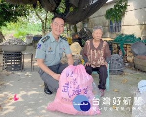 雲林縣後備指揮部落實遺眷照撫工作，參謀主任顧信明中校致贈慰問品，照顧轄內國軍遺眷與榮民。