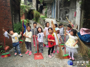 插角國小附幼推行在地課程，主動將老街打掃乾淨，還美化了牆面，將角逐今年的教學卓越獎殊榮。