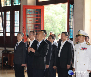 高雄市長韓國瑜出席壽山忠烈祠秋祭國殤典禮並擔任主祭。