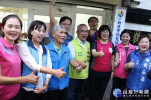 社會局長張錦麗、樹林區長陳奇正、議員陳世榮、洪佳君、江怡臻和立委蘇巧慧、市政顧問黃志雄等出席樹林第22處猐寮銀髮俱樂部掛牌儀式