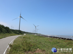 苗栗縣政府在後龍鎮沿著海岸興設海風自行車道，體驗跟大海靠近的感覺。（圖／記者王丰和攝）