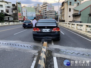 男子駕車恍神陸橋過彎卡安全島　警及時協助排除