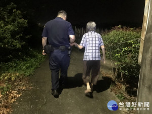 警方帶老婦人回家。林重鎣攝