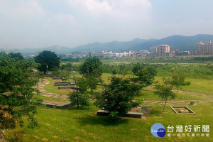 為提供民眾良好的賞月去處，高管處歡迎民眾前往河濱公園以野餐遊憩、泡茶、吃月餅文旦等方式享用美食及賞月