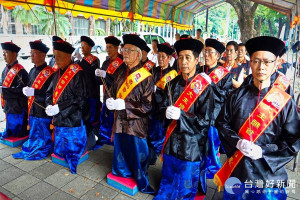 陳立國主委帶領主會首、副首及執事焚香參拜。