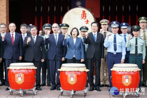 蔡英文總統主持「國軍108年三軍士官新生開學典禮」，和與會貴賓們一起擊戰鼓。