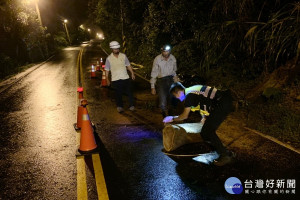 警民合作將橫倒馬路上的路樹鋸斷搬離，排除路障恢復交通。