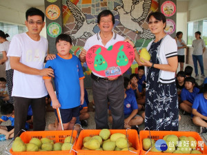 臺南市退休校長王明凱將自己栽種文旦送到和順國小，學生致贈感恩卡。
