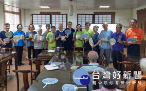 北港警分局積極提供年長者友善之交通安全環境，組長張智彥、警員吳柏諺受邀至慈濟園區樂齡學堂實施反詐騙及交通安全宣導，深獲肯定