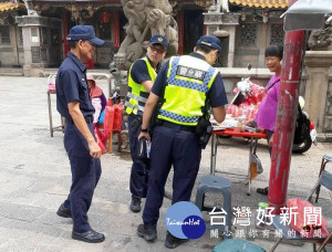 北港警分局針對朝天宮周邊攤販強行推銷金紙及佔用車道問題，持續不定期執行取締路霸行動及清道工作，經勸導仍違規者依法開單並清除障礙物。（記者陳昭宗拍攝）