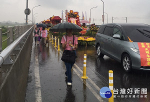 百名精障復健學員冒著大雨參與媽祖祈福遶境。（圖／宜蘭縣衛生局提供）