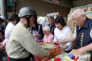 九華山地藏庵發放贊普品 嘉市1,282戶低收、283戶邊緣戶受惠