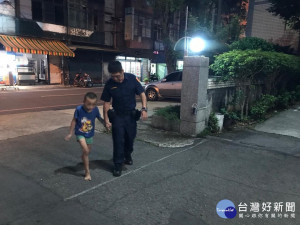 4歲幼童迷途躺路旁椅子上，警循監視器找回助返家。