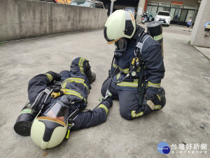 善心團體捐贈中市100組空氣呼吸器　提升消防員救災能量