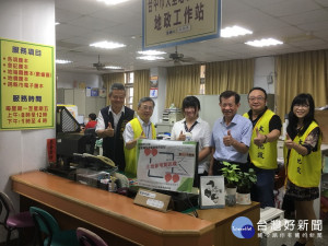 大里地政事務所在霧峰公所設服務站。林重鎣攝