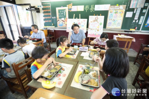 關心學童午餐　林右昌與七堵國小傾聽學童心聲