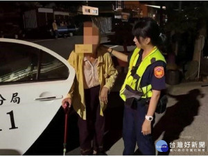 老婦人走路摔傷　暖警攙扶協助返家