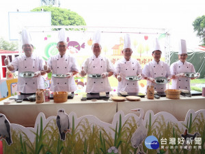 霧峰農會辦行動餐車，來賓製作米食餐點。林重鎣攝