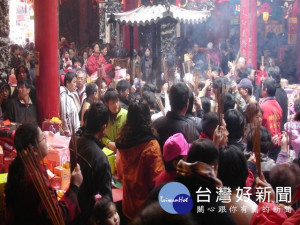 
  
中秋節，大甲鎮瀾宮舉辦媽祖契子女大團圓祝壽大典，廟裡顯得特別擁擠熱鬧。后里區眉山村雲頭路的千年大樟公樹有靈性被尊稱為（樟樹公），義子女廣眾，將於中秋夜陪樟公義父過夜。（記者陳榮昌攝）