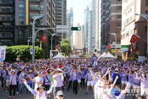 「銀河水岸、樂活新都心社區營造暨社會福利宣導」健走活動，現場湧入1萬3千多人場面盛大。