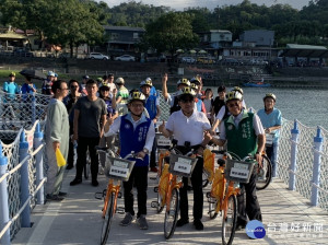 新北市長侯友宜騎乘體驗全國首創「可移動式自行車道」，該採用浮筒方式，串連新店、碧潭、青潭整個地區