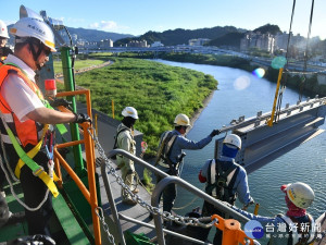 新北市長侯友宜12日擔任安坑輕軌「一日工頭」，實際了解安坑輕軌工程中的安心橋橋體鋼桁架吊裝作業內容