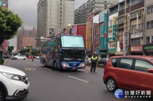 一輛大客車在中正路上拋錨，員警在大客車後方進行縱深疏導，紓解了交通壅塞。

