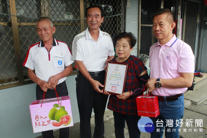 壯圍鄉長沈清山頒贈感謝狀給長期義務淨灘的陳秀鳳阿嬤。（圖／陳木隆攝）