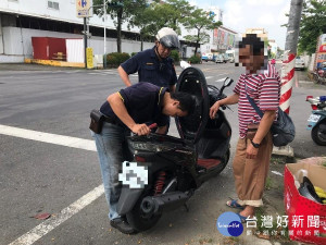 外出購物遇拋錨　熱心警伸援手