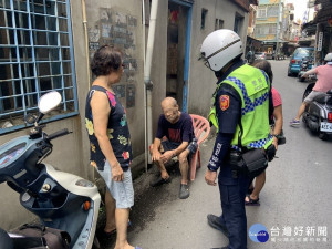 失智翁摔倒巷內　暖警協助返家