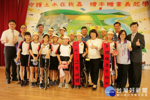 守護土水在我嘉 繪本贈書義起學 市長黃敏惠：環境教育從小做起