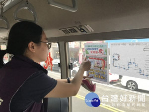 公車上張貼宣導海報，加強提醒民眾公車站候車亭為禁菸區。