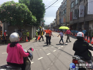 八德警分局，平日一天出動警察及義交達175人次，維護交通秩序與展區安全。