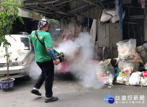 市府除已完成2人住家戶內外及活動地與周邊風險場域孳清噴消，並將安排針對住家周圍半徑50公尺逐戶入內孳清噴消