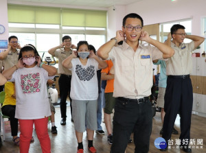 具有中醫師證照的替代役男教身障兒如何透過穴道按摩，以舒緩平時常會碰到的眼睛乾澀、胸悶頭疼、甚至感冒等症狀