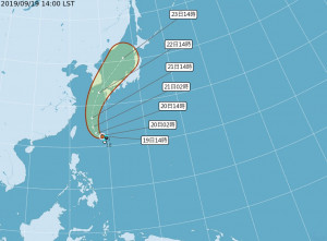 位於琉球南方海面的熱帶性低氣壓，在19日下午已增強為今年第17號颱風「塔巴」。中央氣象局表示，預估塔巴颱風約在琉球那霸到宮古島附近會轉往日本方向前進，對台灣影響不大。（圖／中央氣象局）