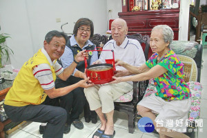 羅東鎮長吳秋齡致贈敬老禮金及豬腳麵線為人瑞賀節。（圖／陳木隆攝）