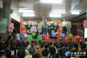 客家局戴興達副局長與享樂10弦樂團在龜山區長庚幼兒園展開表演同樂。

