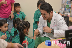 副院長楊華偉醫師帶領小小醫師體驗檢測活動。聽診器檢測及心電圖檢測。