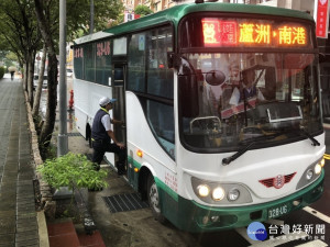 「蘆洲─南港」跳蛙公車自捷運蘆洲站發車前往北市南港區，約可省下約20分鐘的乘車時間