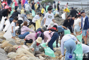彰化縣首次全海岸減塑聯合淨灘6000人攜手護海洋。