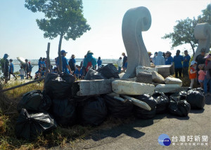 2019高跟鞋南堤淨灘活動，環保尖兵撿拾去