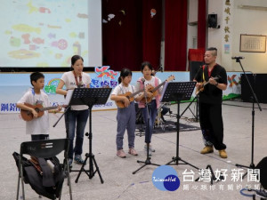 打幫你樂團演出多首客家創作歌曲，並邀請龍星國小學童一起演出烏克麗麗，場面十分熱鬧。 
