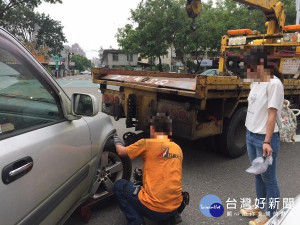 老車半路拋錨　熱心警協助排除