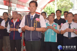 至聖先師孔子2570聖誕日，大甲區各界在文昌公園隆重舉行三獻禮祭典。禮成後區長顏分送與會的學生、來賓、民眾壽桃等，祈望大家吃平安健康，學業進步。（記者陳榮昌攝）
 