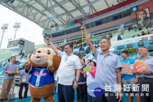 市長與桃園市體育會田徑委員會總幹事余青忠一起鳴槍，宣布比賽正式開始

