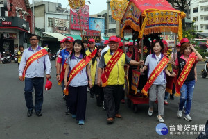 鎮南聖神宮迎孔隊伍繞行市區 陳淑慧副市長擔任主祭官掌聖轎