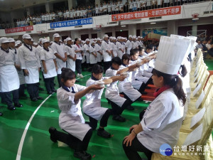 學生們進行「飲水思源」儀式，藉由奉茶給餐飲科的教師，表達對老師的感恩與敬重。(圖／林鵬程攝)